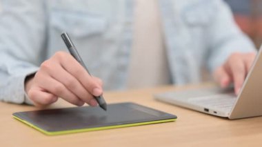 Erkek Eller Tablet 'te Stylus ile Tasarım, Kapat