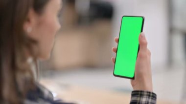 Yeşil Krom Anahtar Ekranlı Akıllı Telefon İzleyen Kadın 