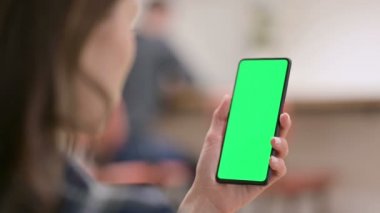 Yeşil Krom Anahtar Ekranlı Kadın Tutma Akıllı Telefonu 