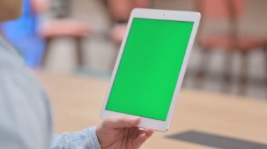 Yeşil Krom Anahtarlı Tablet kullanan adam 