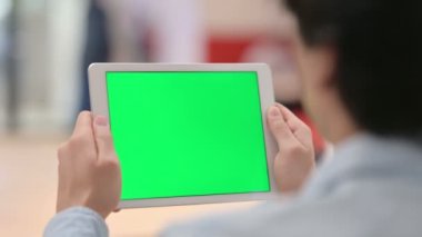 Yeşil Krom Anahtar Ekranlı Tablet İzleyen Adam 