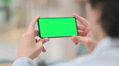 Yeşil Krom Anahtar Ekranlı Akıllı Telefon İzleyen Adam