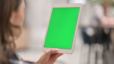 Yeşil Krom Anahtarlı Tablet kullanan Kadın 