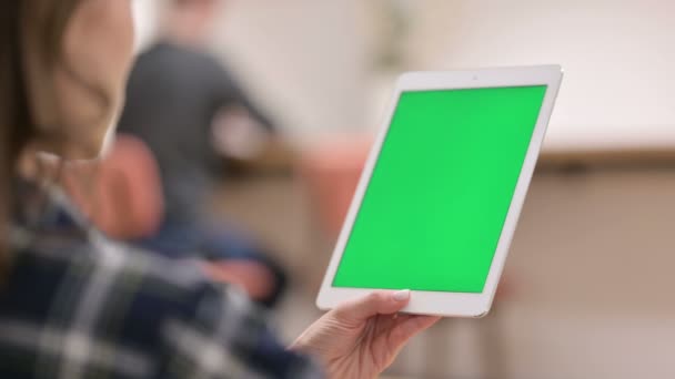 Kvinde ved hjælp af Tablet med Green Chroma Key Screen – Stock-video