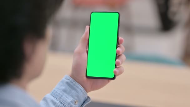 Zadní pohled, Muž pomocí Smartphone se zelenou Chroma Key Screen — Stock video