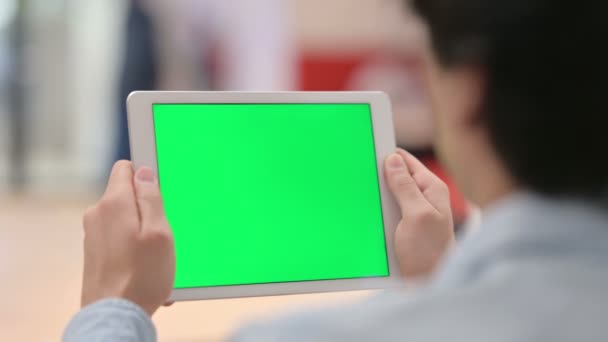 Man tittar på surfplatta med grön Chroma Key Screen — Stockvideo