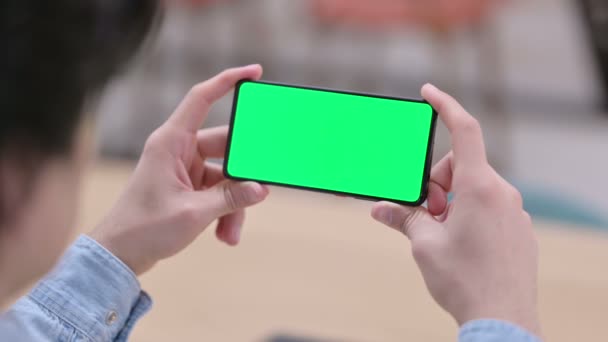 Man néz Smartphone zöld Chroma Key Screen Közelkép — Stock videók