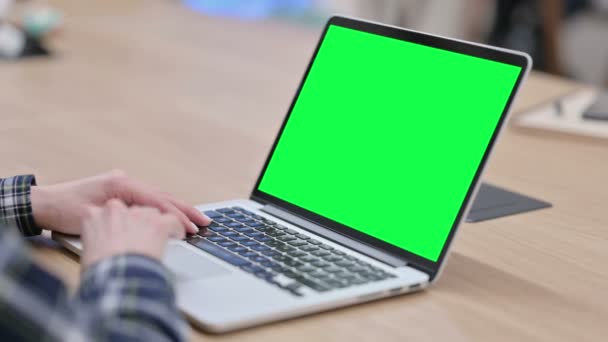 Manos femeninas usando el ordenador portátil con la pantalla dominante verde del croma — Vídeos de Stock