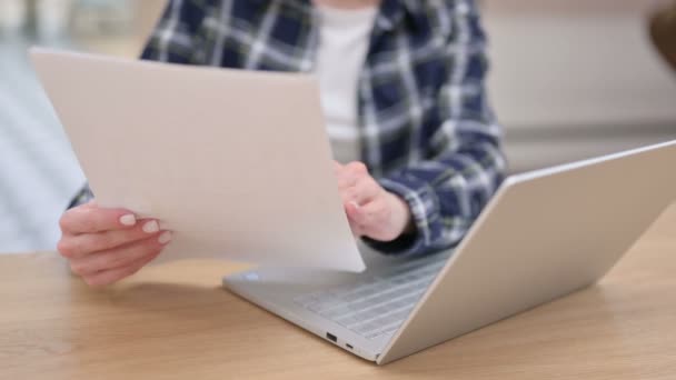 Vrouwelijke leesdocumenten tijdens het gebruik van Laptop, Close-up — Stockvideo