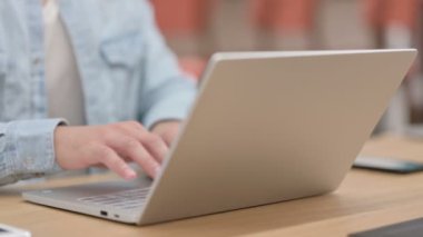 Dizüstü bilgisayarda yazan erkek eller, kapatın. 