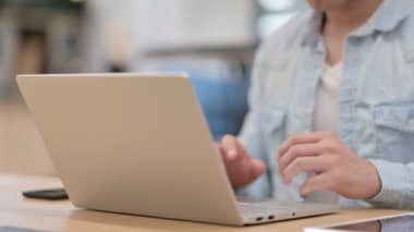 Dizüstü bilgisayar kullanırken Erkek Hayal Kırıklığı 'nı kapat 