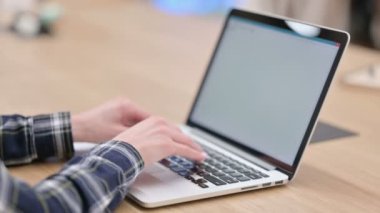 Dizüstü bilgisayarda yazan Kadın Ellerinin Arka Görünümü