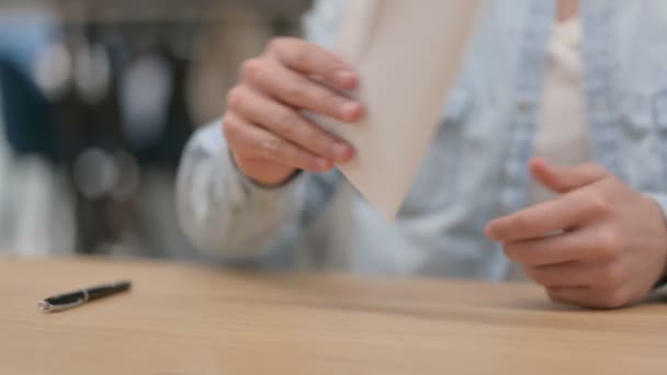 Manliga händer tar Kuvertöppning Brev och signering, närbild — Stockvideo
