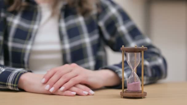 Ženské ruce otáčení nad přesýpacími hodinami, zblízka — Stock video