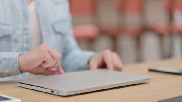 Mężczyzna otwarcie Laptop pisania i zamykania, zbliżenie — Wideo stockowe