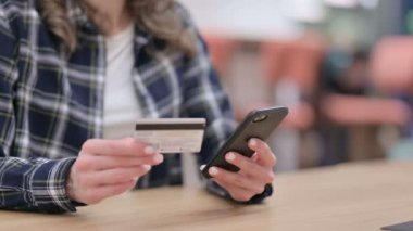 Smartphone 'da Çevrimiçi Ödeme Yazan Kadın, Kapat 
