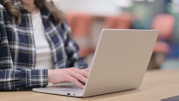 Kobieta Ręce Otwieranie Laptop Typing and Closing, zbliżenie — Wideo stockowe
