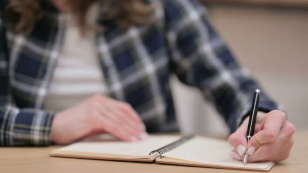 Női kéz írás a notebook, közelkép — Stock videók