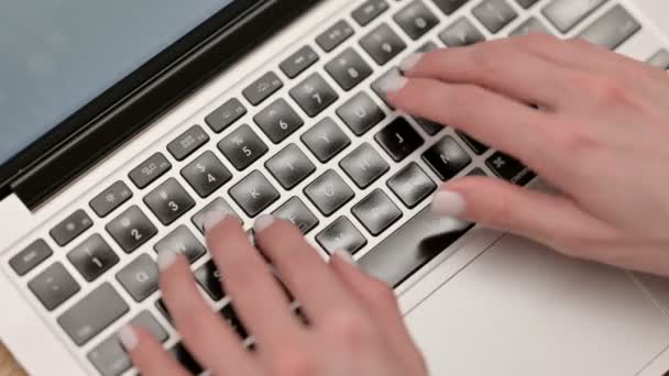 Top View of Female Hands Typing on Laptop, zbliżenie — Wideo stockowe