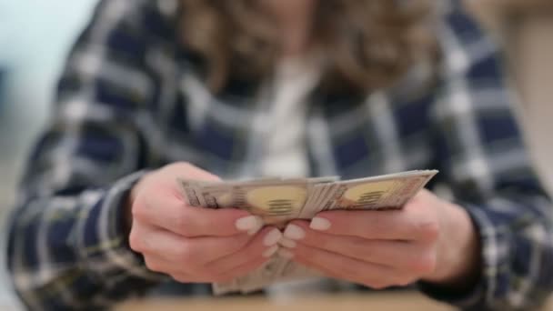 Weibliche Hand, die Dollars zählt, aus nächster Nähe — Stockvideo