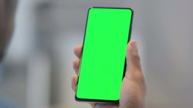Yeşil Kroma Anahtar Ekranı ile Akıllı Telefon Kullanılıyor, Kapat