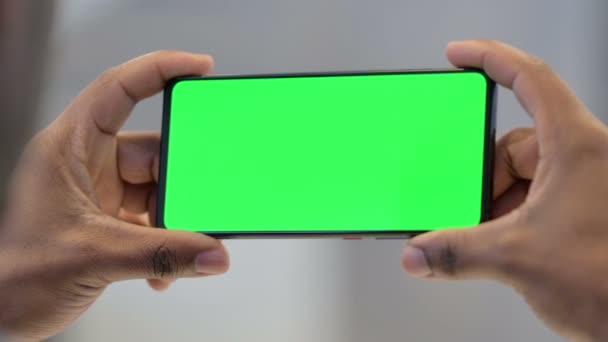 Segurando Smartphone com tela chave Chroma verde — Vídeo de Stock