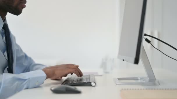 Biznesmen wpisując na klawiaturze pulpitu, zbliżenie — Wideo stockowe
