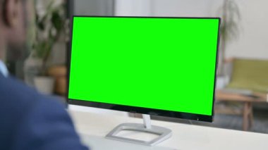 Yeşil Krom Anahtar Ekranı ile Masaüstünde Çalışan İşadamı
