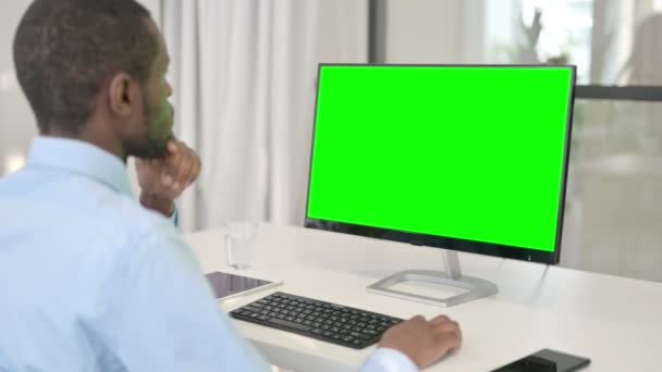 Задумчивый бизнесмен работает на рабочем столе с зеленым цветным экраном — стоковое видео