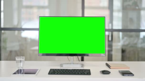 Närbild av skrivbordet med grön Chroma Key Screen — Stockvideo