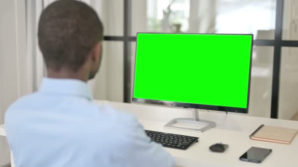 Yeşil Krom Anahtar Ekranı ile Masaüstüne Bakan İşadamı — Stok video