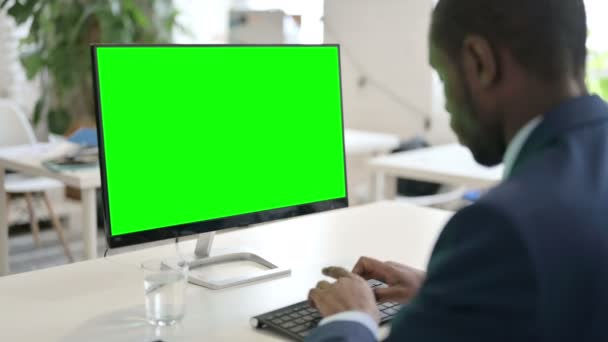 Businessman folosind desktop cu ecran cheie Chroma verde — Videoclip de stoc