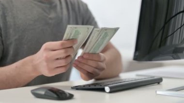 Masaüstü yakınında Dolar Sayan Adamın Elleri, Kapatın 