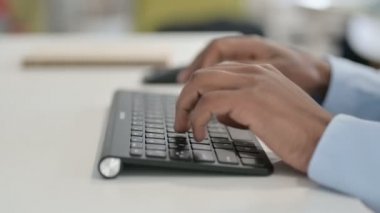 Masaüstünde Fare Kullanan Afrikalı Adamın Elleri, Kapatın 