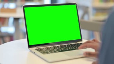 Erkek Eller Yeşil Krom Anahtar Ekranlı Laptop Kullanıyor, Kapat 