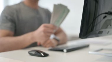 Masaüstü yakınında Dolar Veren Adamın Elleri, Kapatın 