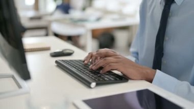 Klavyede Yazan Afrikalı Adamın Elleri, Kapat 