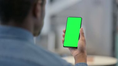 Yeşil Krom Anahtar Ekranlı Akıllı Telefona Bakan Adam 