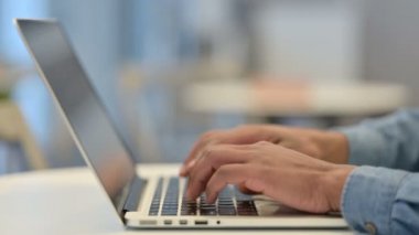 Laptop Klavyesinde Yazan Afrikalı Adamın Elleri, Kapat 