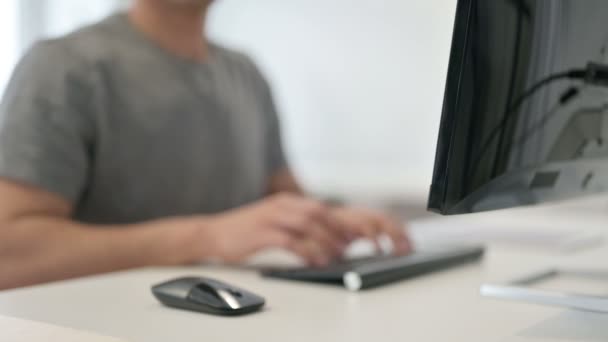 年轻人在使用桌上型电脑时，会显示出"拇指" — 图库视频影像