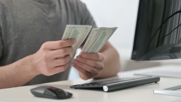 Mani dell'uomo Contando Dollari vicino Desktop, Primo piano — Video Stock