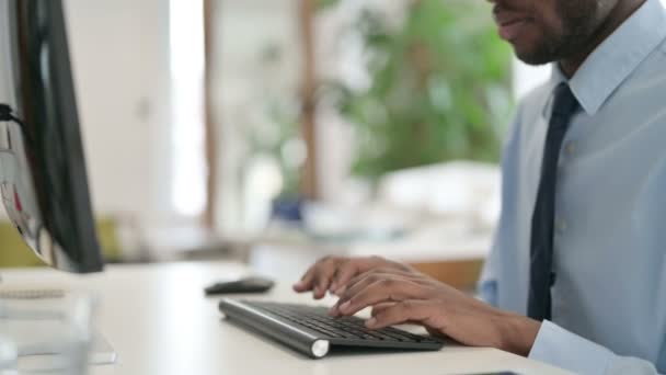 Manos del hombre de negocios escribiendo en el teclado, de cerca — Vídeos de Stock