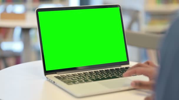 Manos masculinas usando el ordenador portátil con la pantalla dominante verde del croma, primer plano — Vídeo de stock