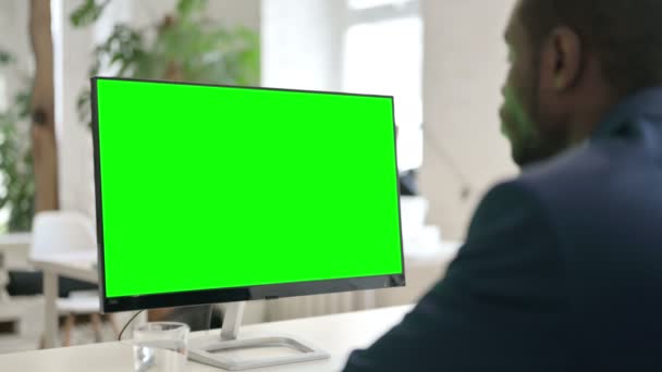 Yeşil Renkli Anahtar Ekranı olan Masaüstü kullanan adam — Stok video
