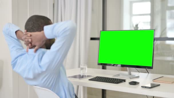 Empresario Descanso durante el uso de escritorio con pantalla clave de croma verde — Vídeos de Stock