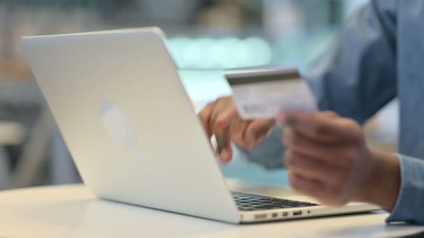 Zakupy online Płatność na laptopie przez African Man, zbliżenie — Wideo stockowe