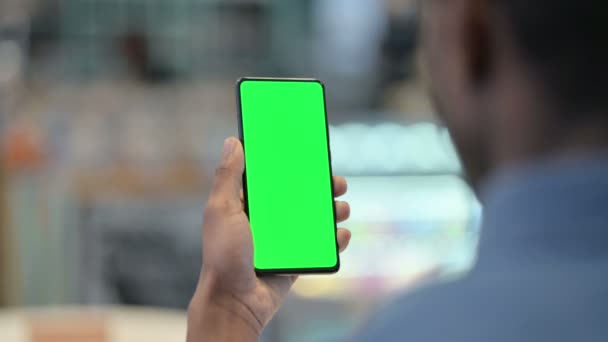 Homem Africano usando Smartphone com tela chave Chroma verde — Vídeo de Stock