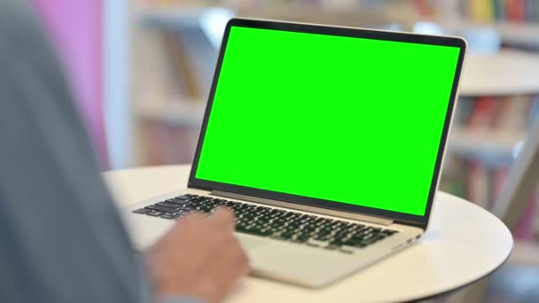Homem usando laptop com tela chave Chroma verde, vista traseira — Vídeo de Stock