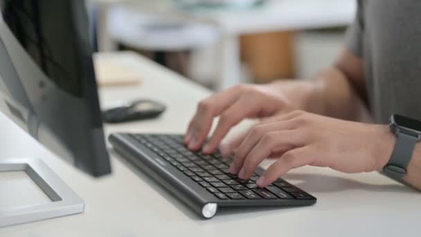 Manos del joven escribiendo en el teclado, de cerca — Vídeos de Stock