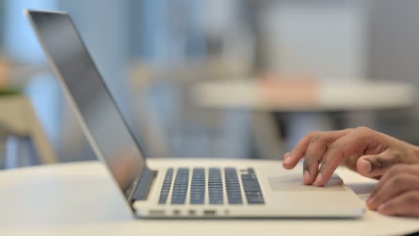 Hands of African Man Laptop kurzor használata, közelkép — Stock videók